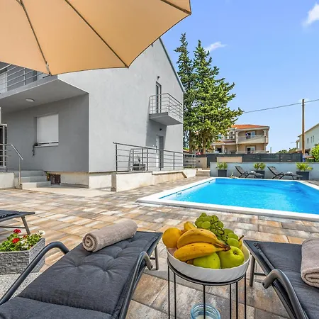 House Lana With Pool - Happy Vikendica Biograd Na Moru