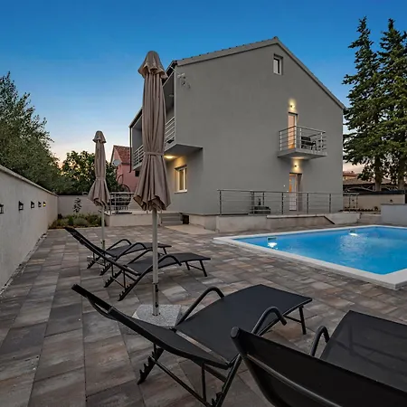 House Lana With Pool - Happy *